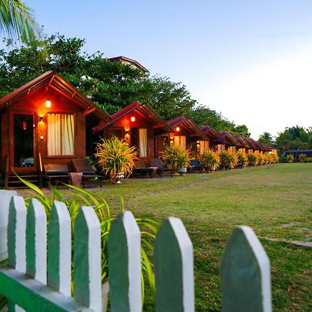 Jkab Beach Resort Triquinimale Exterior foto