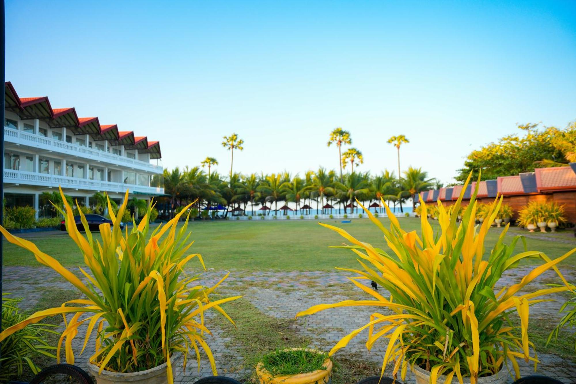 Jkab Beach Resort Triquinimale Exterior foto