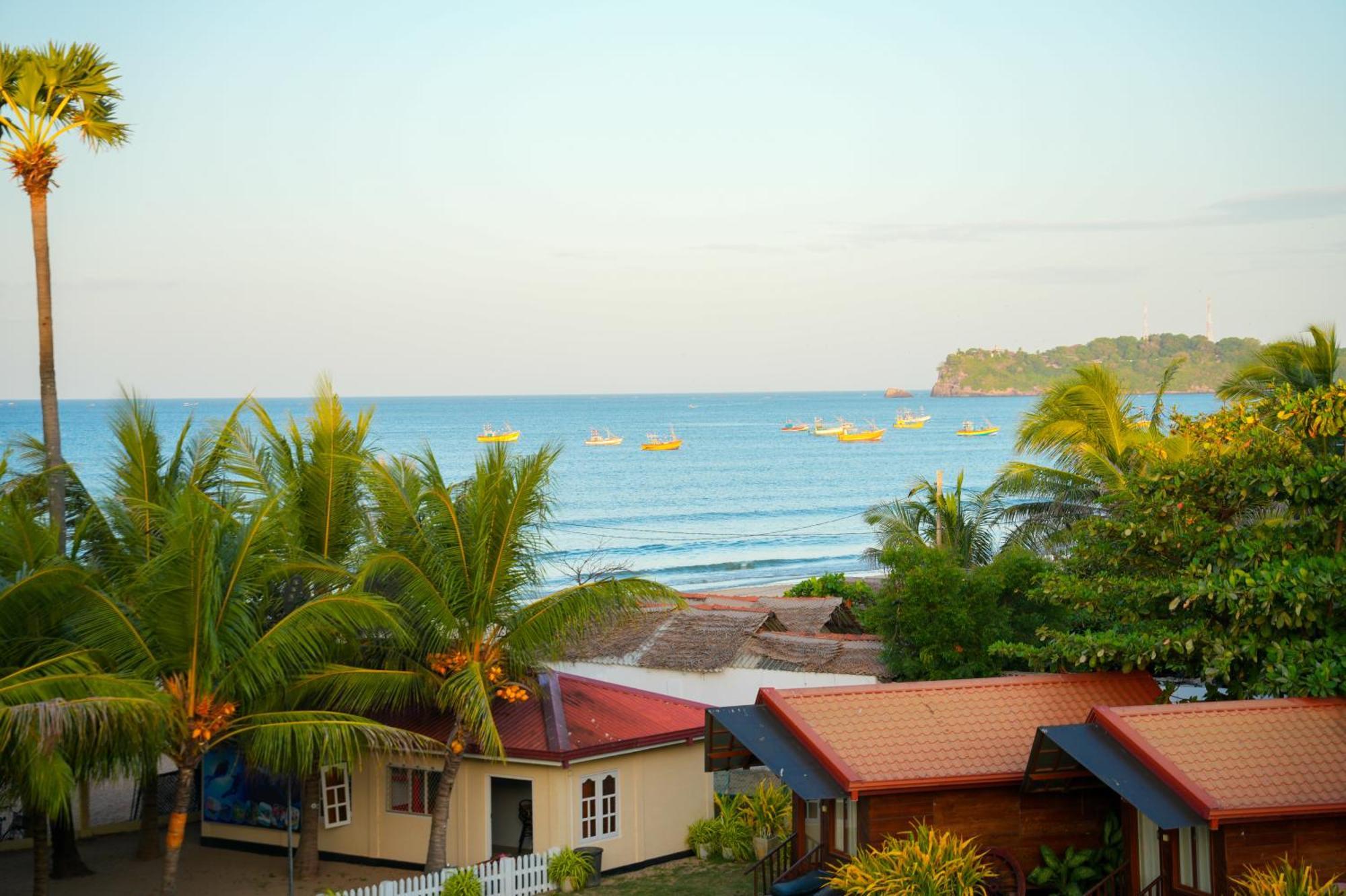 Jkab Beach Resort Triquinimale Exterior foto