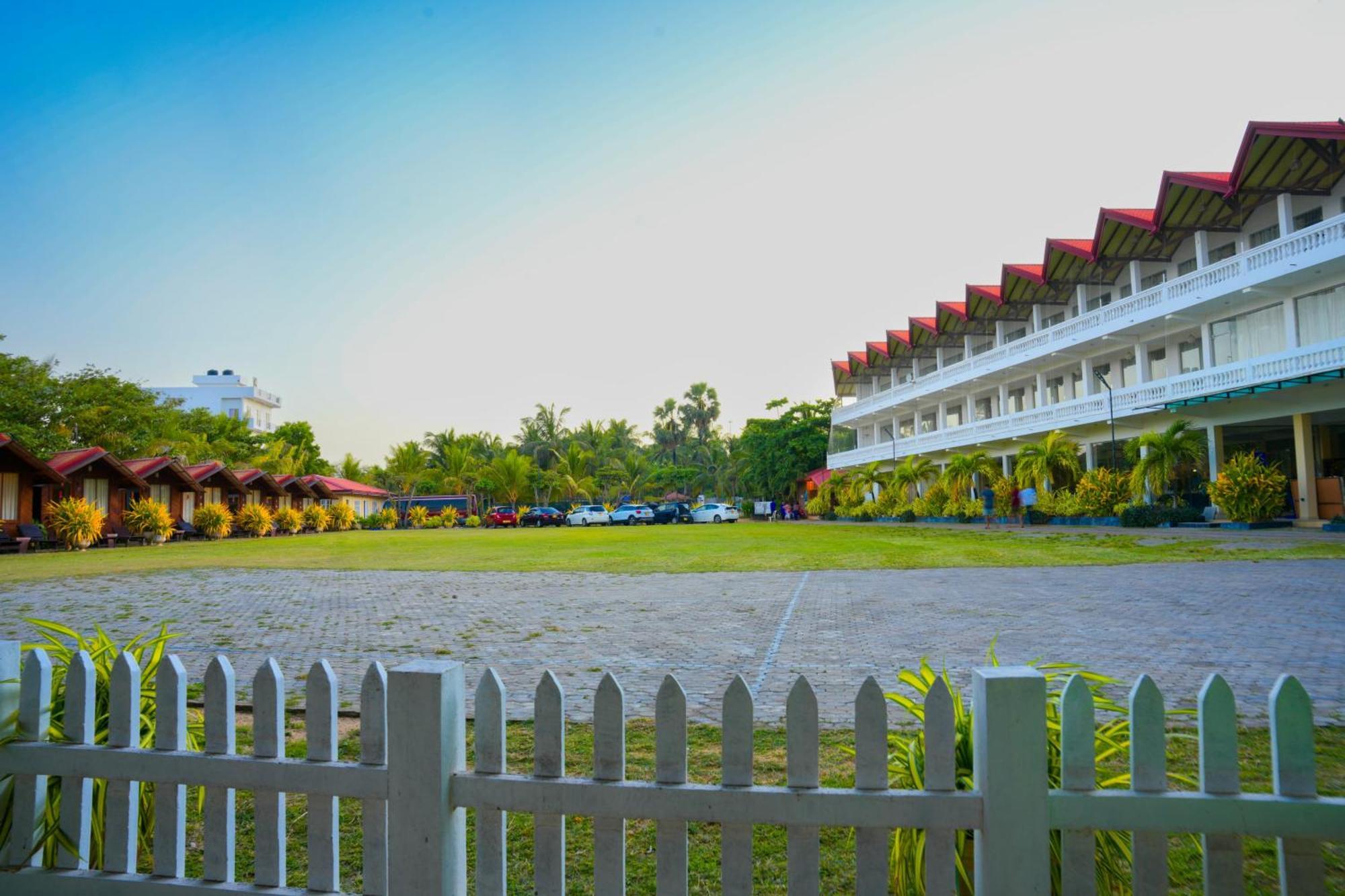 Jkab Beach Resort Triquinimale Exterior foto
