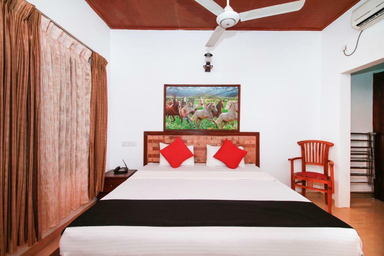 Jkab Beach Resort Triquinimale Exterior foto