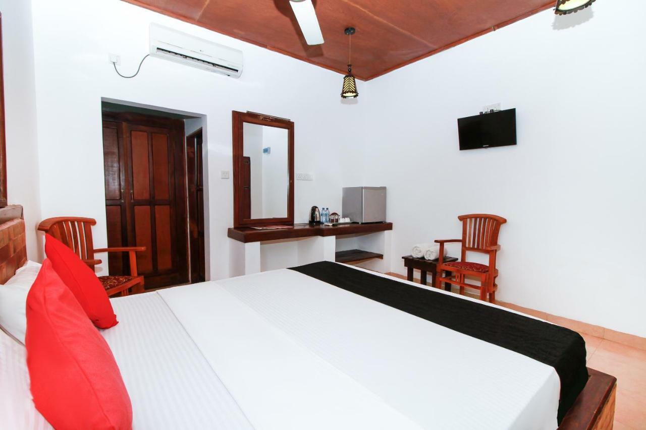 Jkab Beach Resort Triquinimale Exterior foto