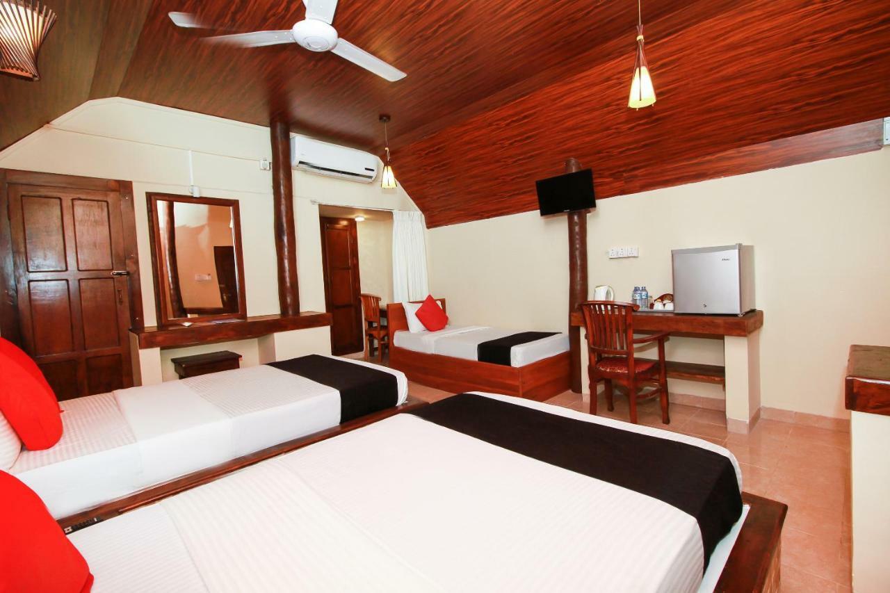 Jkab Beach Resort Triquinimale Exterior foto