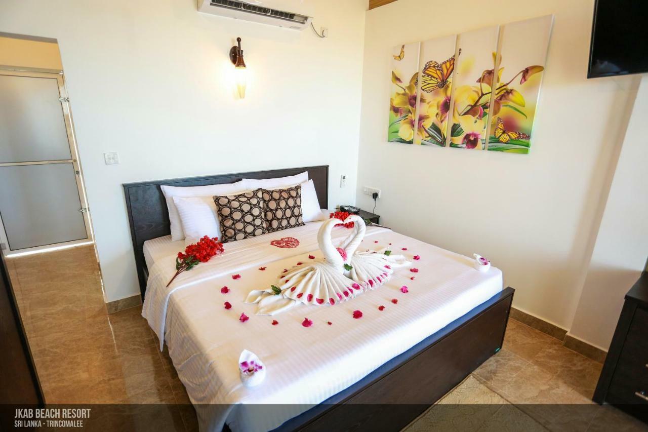 Jkab Beach Resort Triquinimale Exterior foto